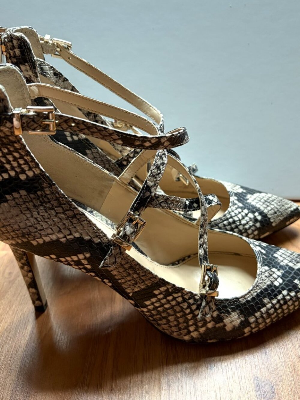 Vince Camuto 3 inch snakeskin heels, size 8.5 - Picture 6 of 9
